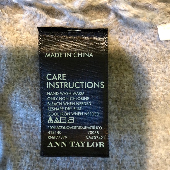 Ann Taylor blanket poncho w toggle clasp - Picture 5 of 5